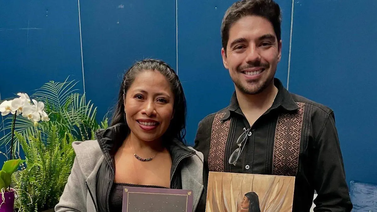 FOTO PRINCIPAL SJR Yalitza Aparicio con el artista de San Juan del Río